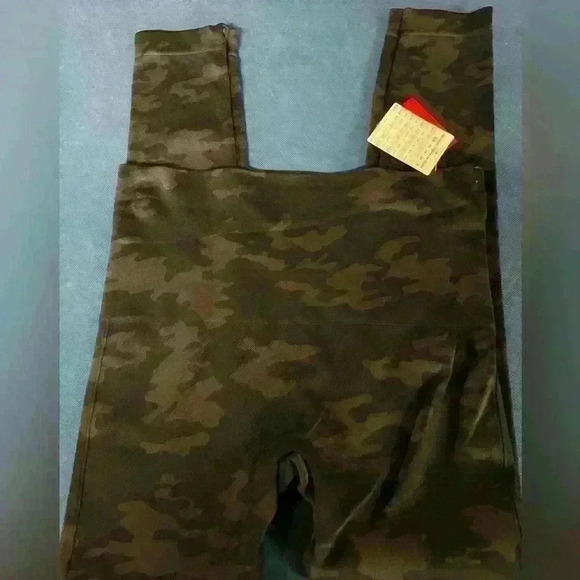 Camo Spanx look at me leggings NWT new size medium - Picture 3 of 6
